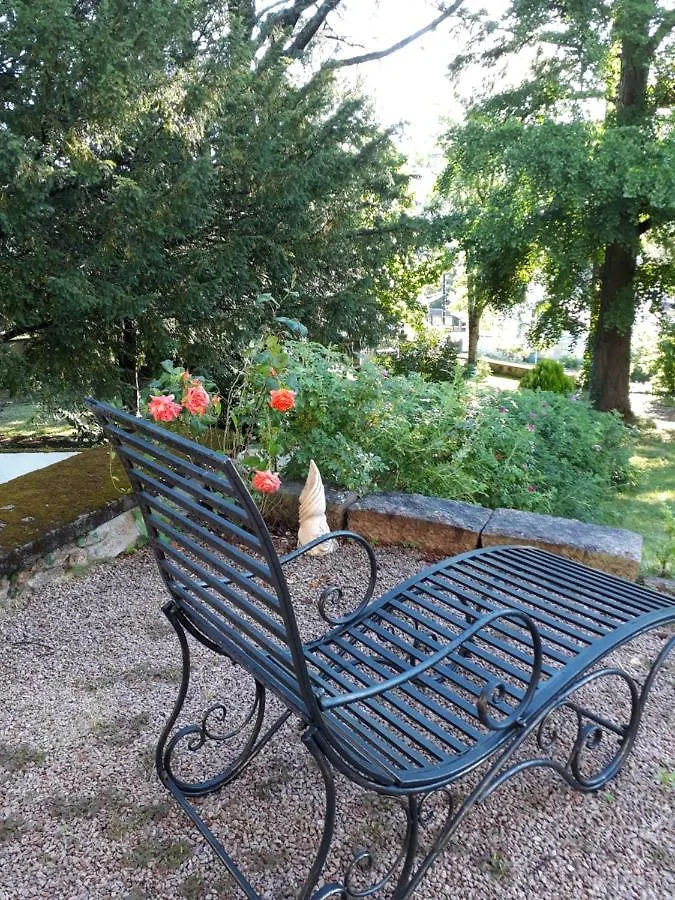 Couette-café Château d'Arfeuilles Chambres et tables d'hôtes France